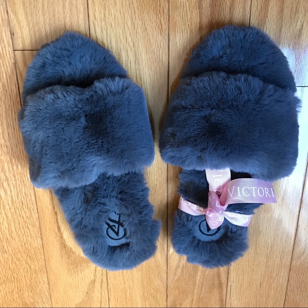 NWT Victoria’s Secret fuzzy gray perfect slippers.